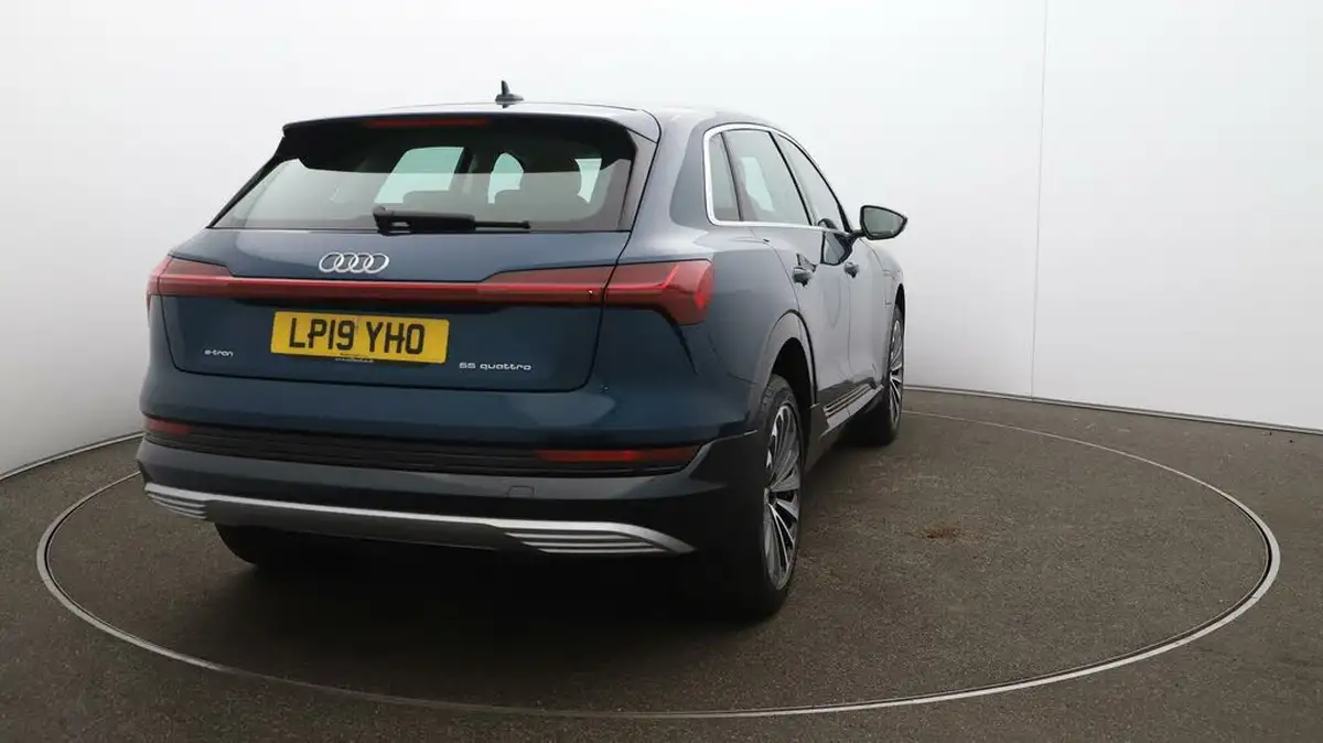 2019-audi-e-tron-55e-big-51