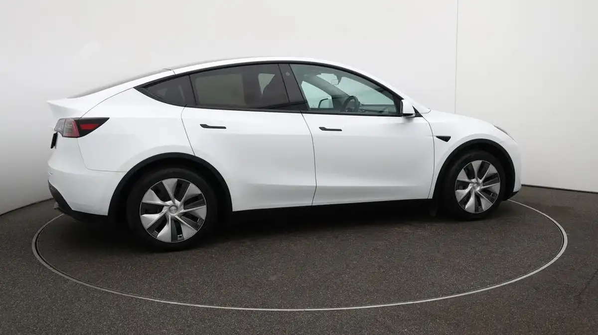 2023-tesla-model-y-e-rwd-big-50