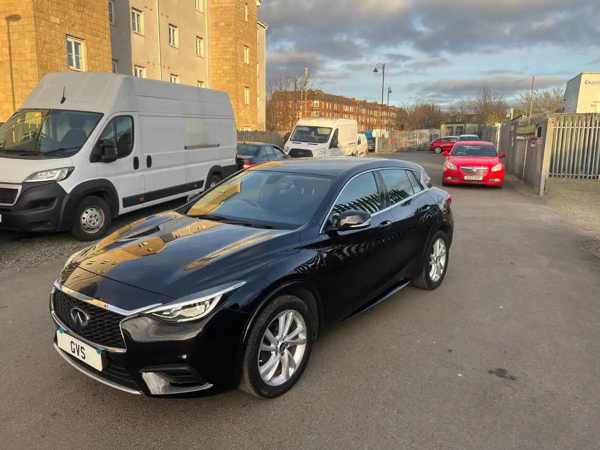 2017-infiniti-q30-15d-se-big-2