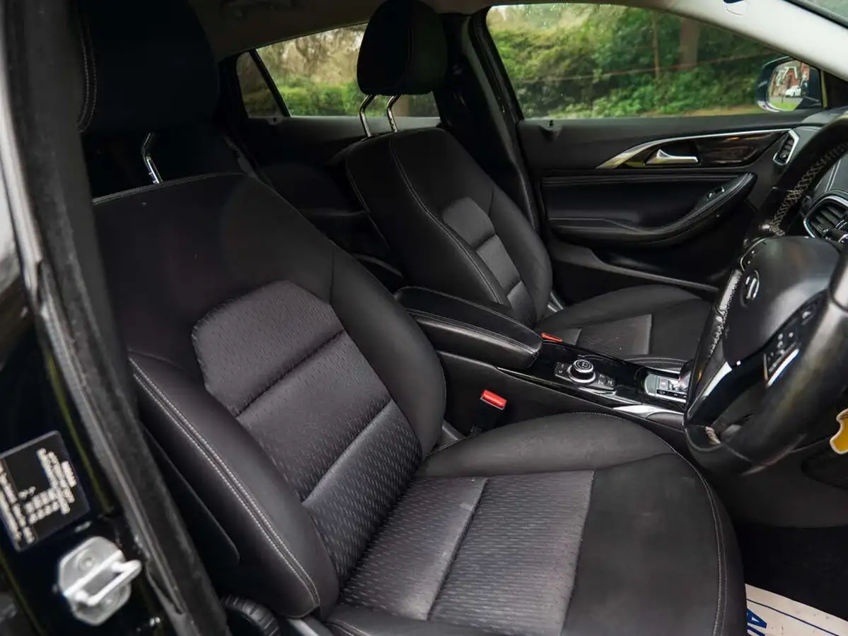 2017-infiniti-q30-15d-se-big-11