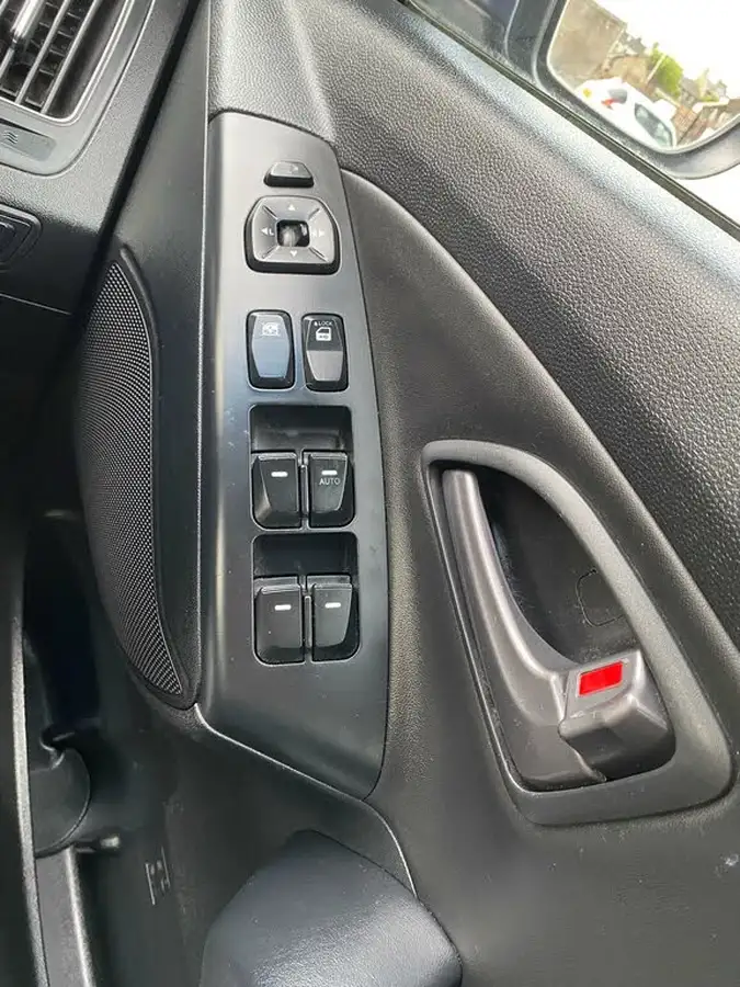 2013-hyundai-ix35-17td-se-nav-big-9