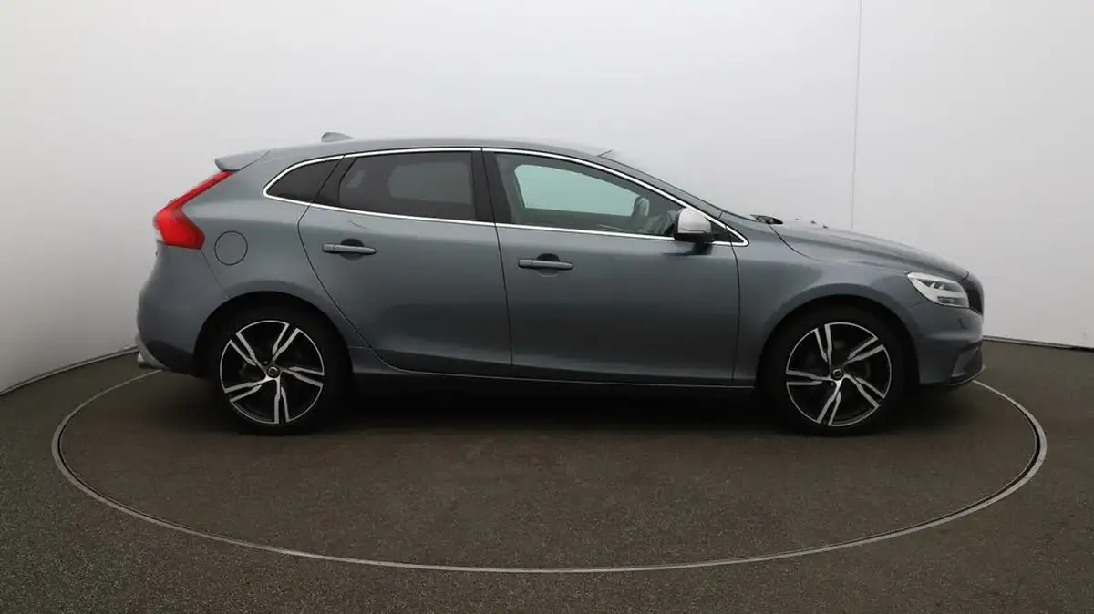 2019-volvo-v40-20-t2-r-design-edition-big-37