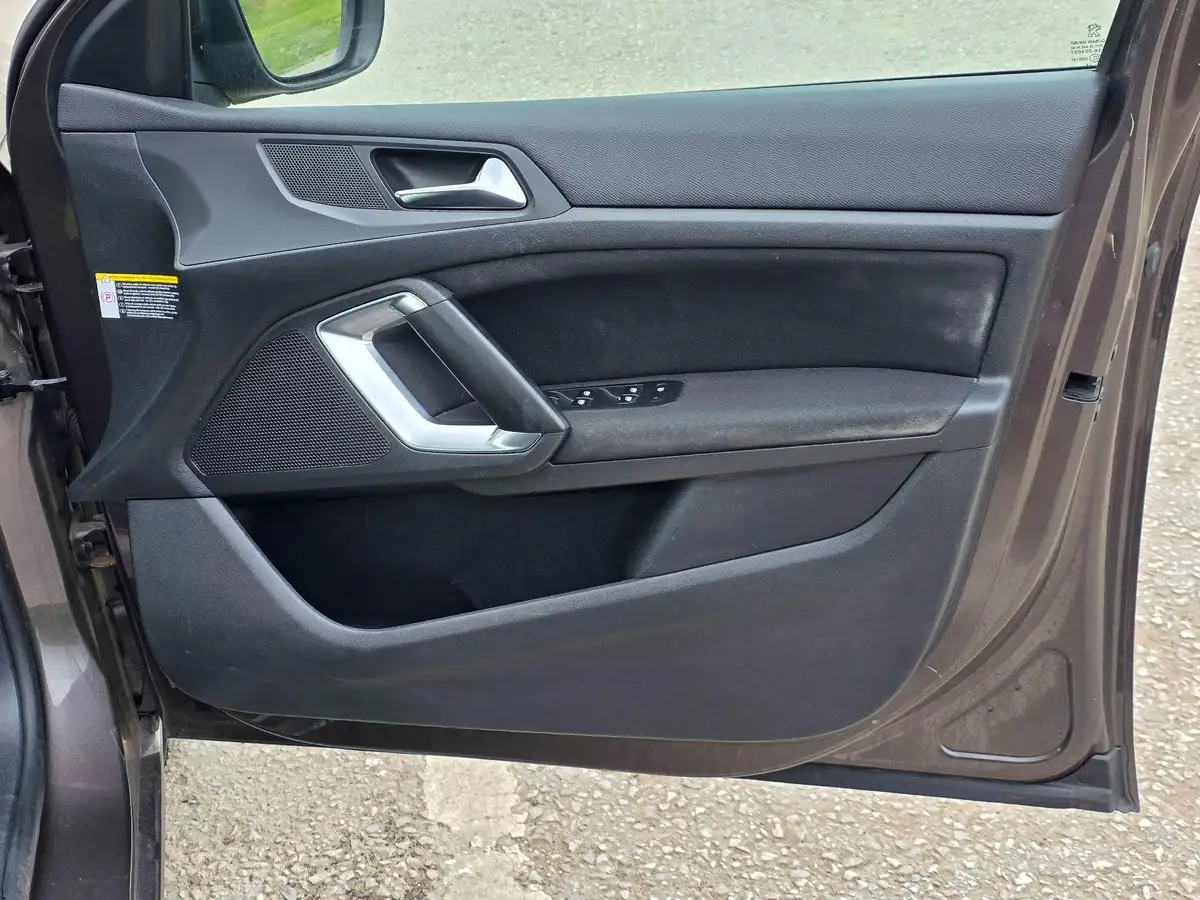 2014-peugeot-308-16hdi-active-big-17