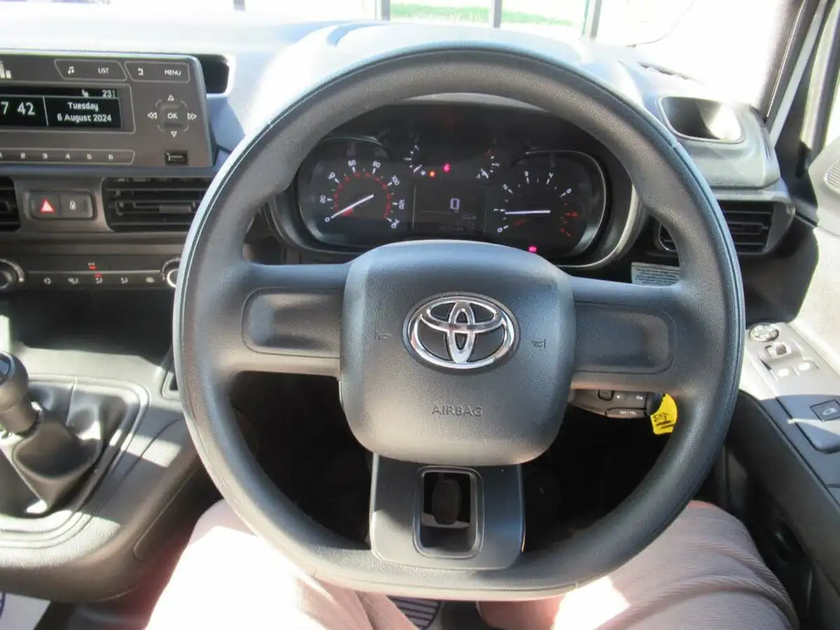2021-toyota-proace-city-15d-active-75hpeu6dt-e-big-18