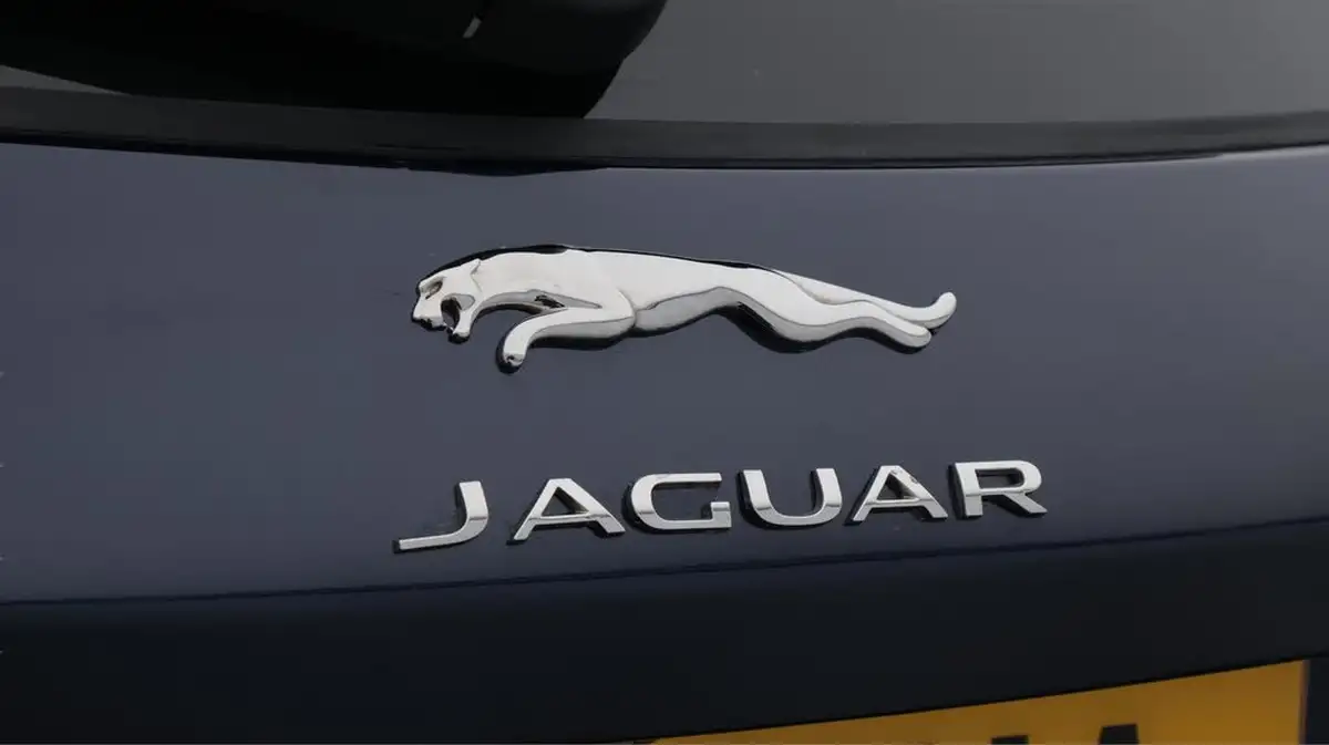 2022-jaguar-f-pace-20-p400e-s-big-22