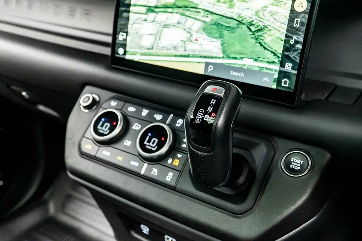 2022-land-rover-110-defender-30-p400-x-big-32