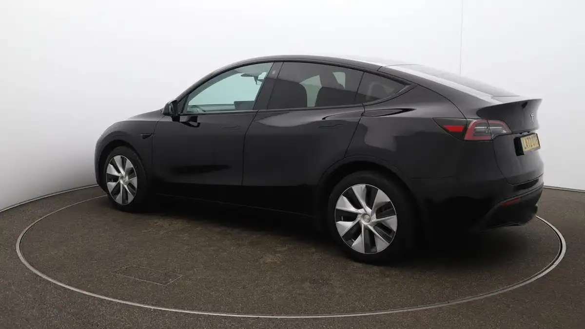 2022-tesla-model-y-e-rwd-big-35