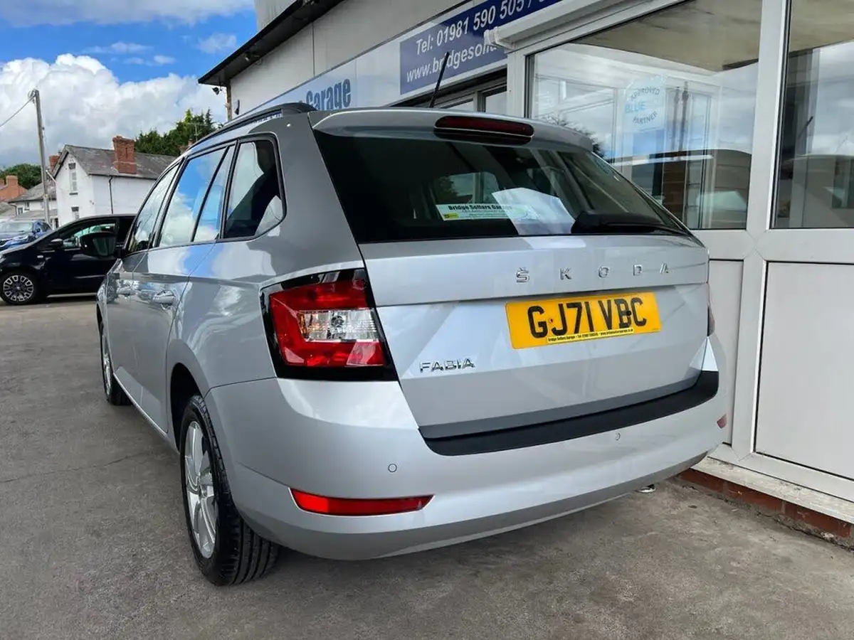 2021-skoda-fabia-10-tsi-se-95ps-estate-big-2