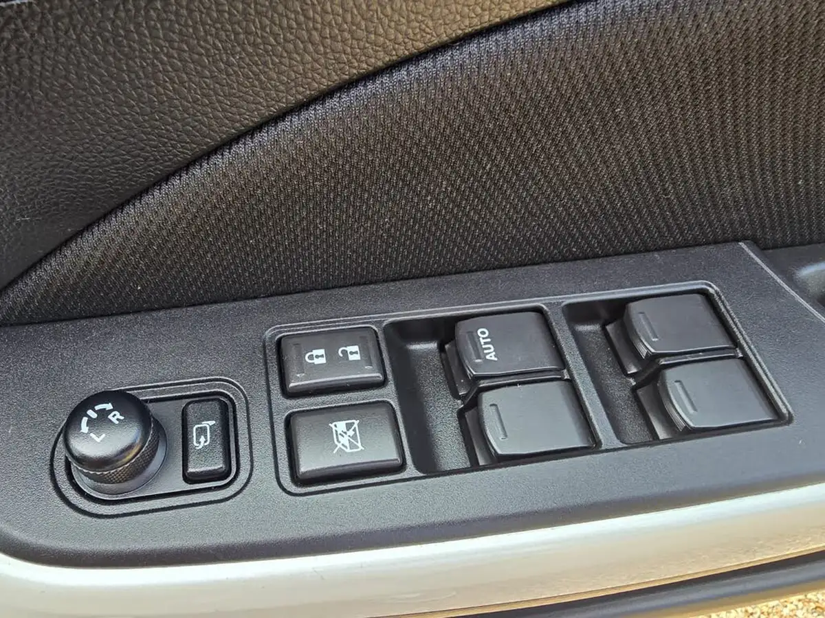 2018-suzuki-swift-12-dualjet-sz5-big-25