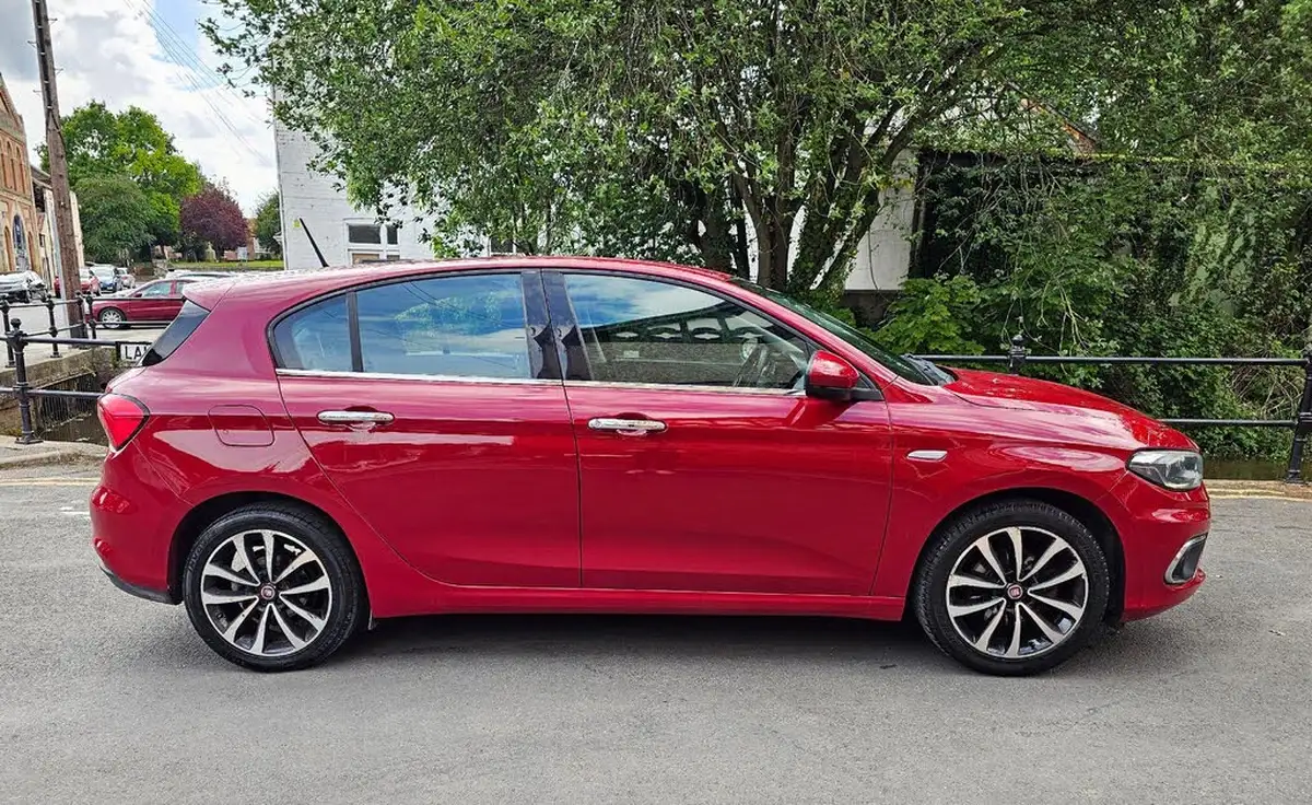 2017-fiat-tipo-14-lounge-hatchback-big-6
