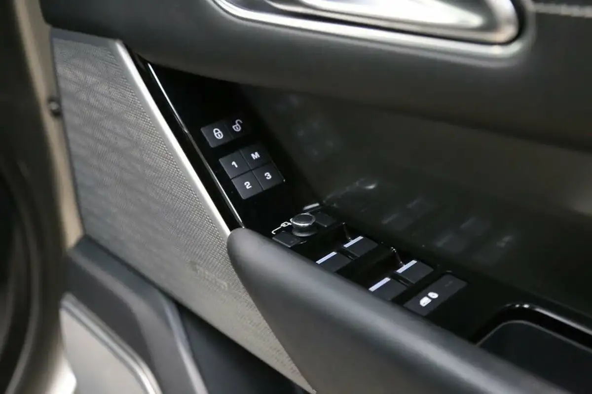 2017-land-rover-range-rover-velar-30-p380-hse-big-47