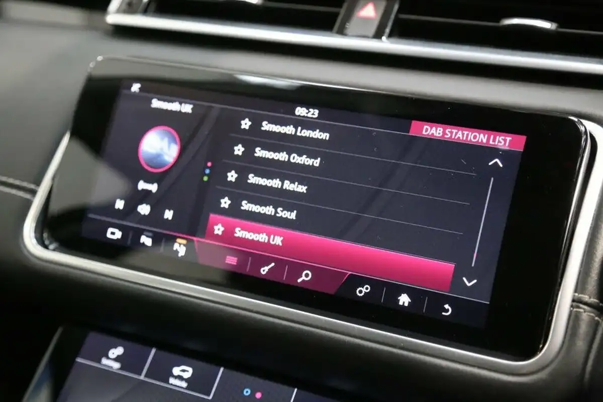 2017-land-rover-range-rover-velar-30-p380-hse-big-23