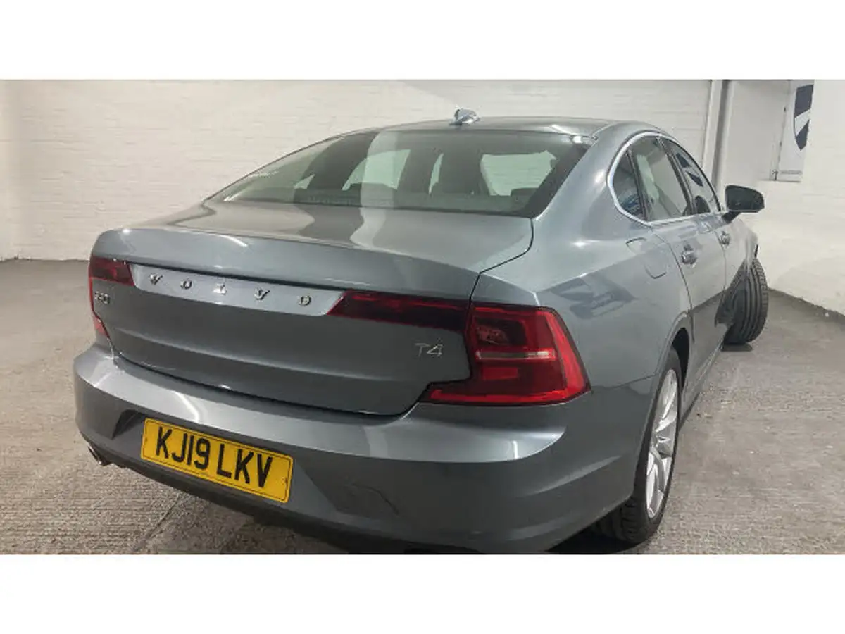 2019-volvo-s90-20-t4-momentum-big-38