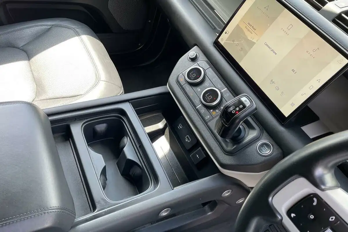 2022-land-rover-110-defender-30-d300-hse-big-18