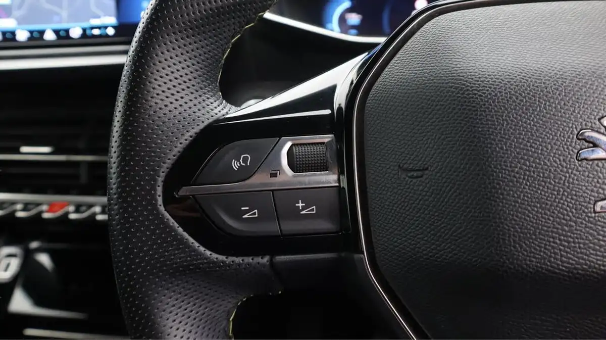 2023-peugeot-2008-suv-e-gt-136bhp-50kwh-station-wagon-big-24