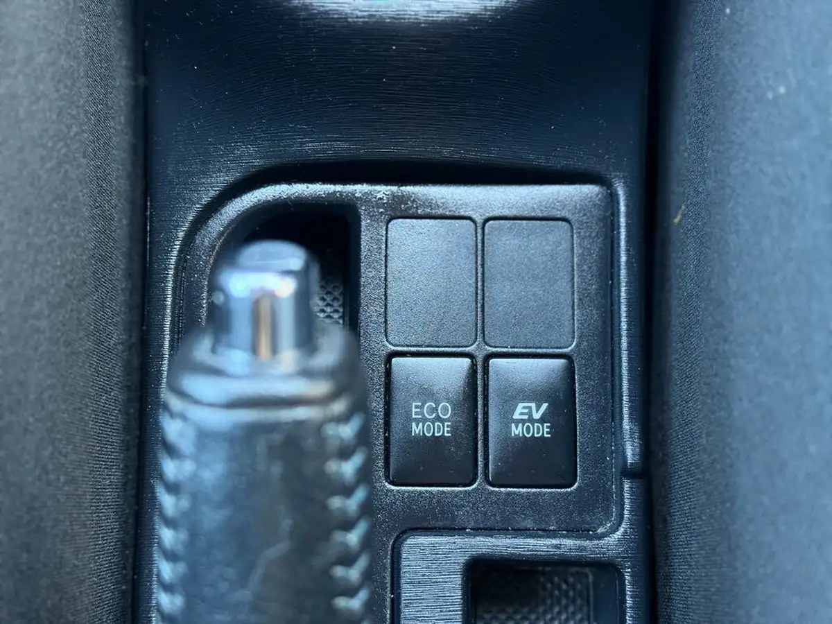 2013-toyota-yaris-15-vvt-i-t4-big-37
