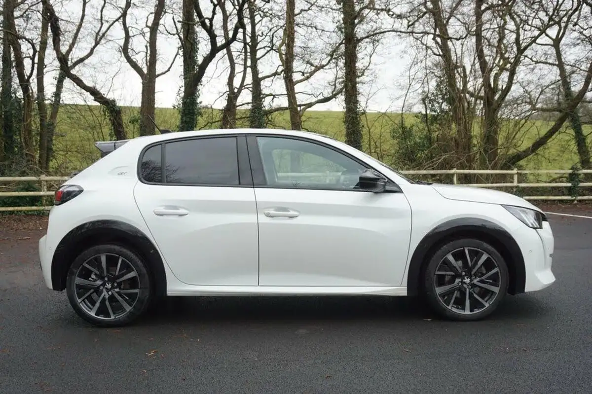 2021-peugeot-208-12-puretech-gt-premium-100bhp-eat8-big-15