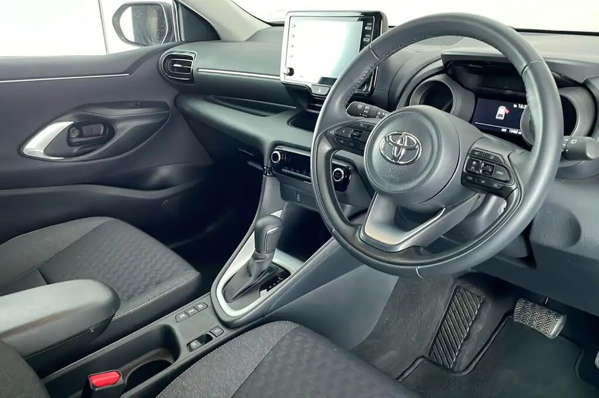 2023-toyota-yaris-15-vvt-i-design-big-8