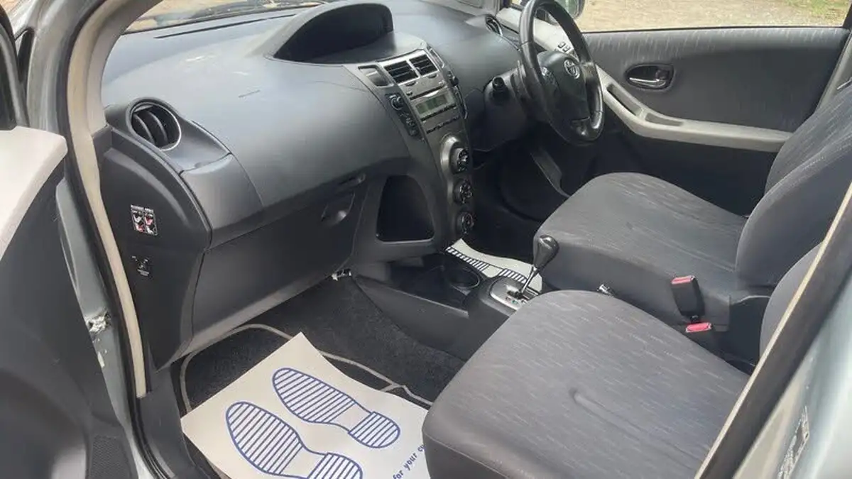 2009-toyota-yaris-133-tr-5d-mmt-big-12