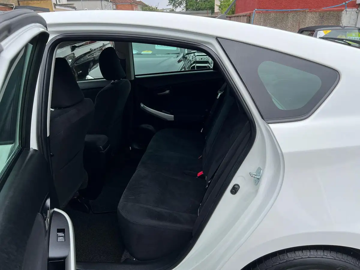 2014-toyota-prius-big-11