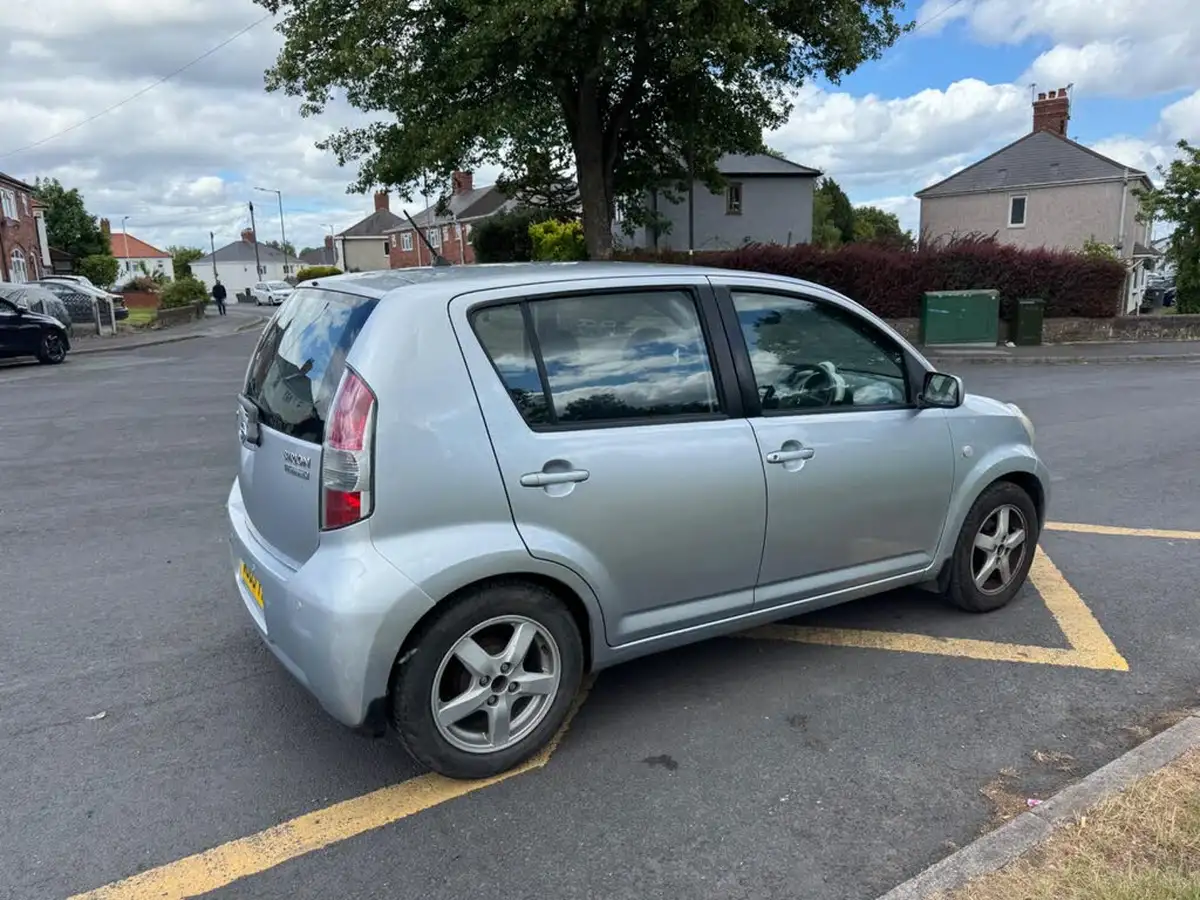 2005-daihatsu-sirion-13-se-big-5