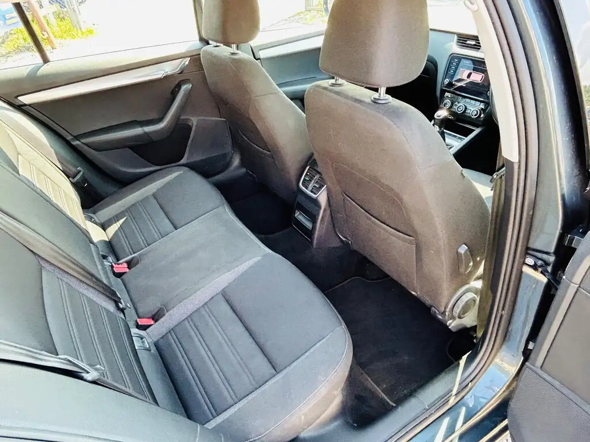 2019-skoda-octavia-16tdi-se-technology-estate-big-10