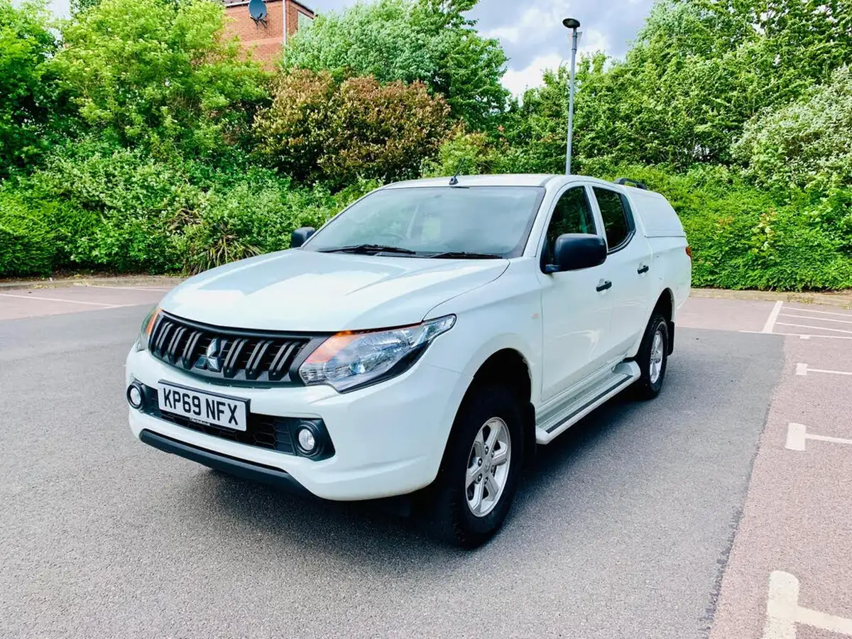 2019-mitsubishi-l200-24di-d-4life-eu6b-double-pickup-big-3