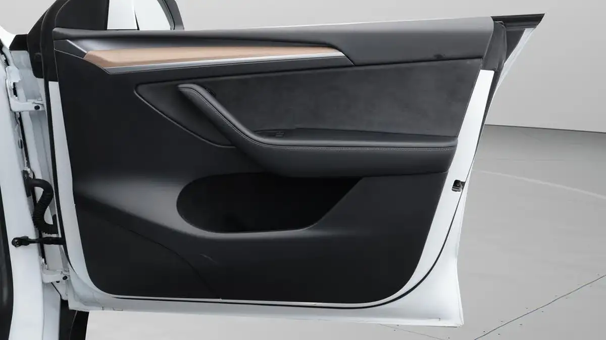 2022-tesla-model-y-e-long-range-big-15