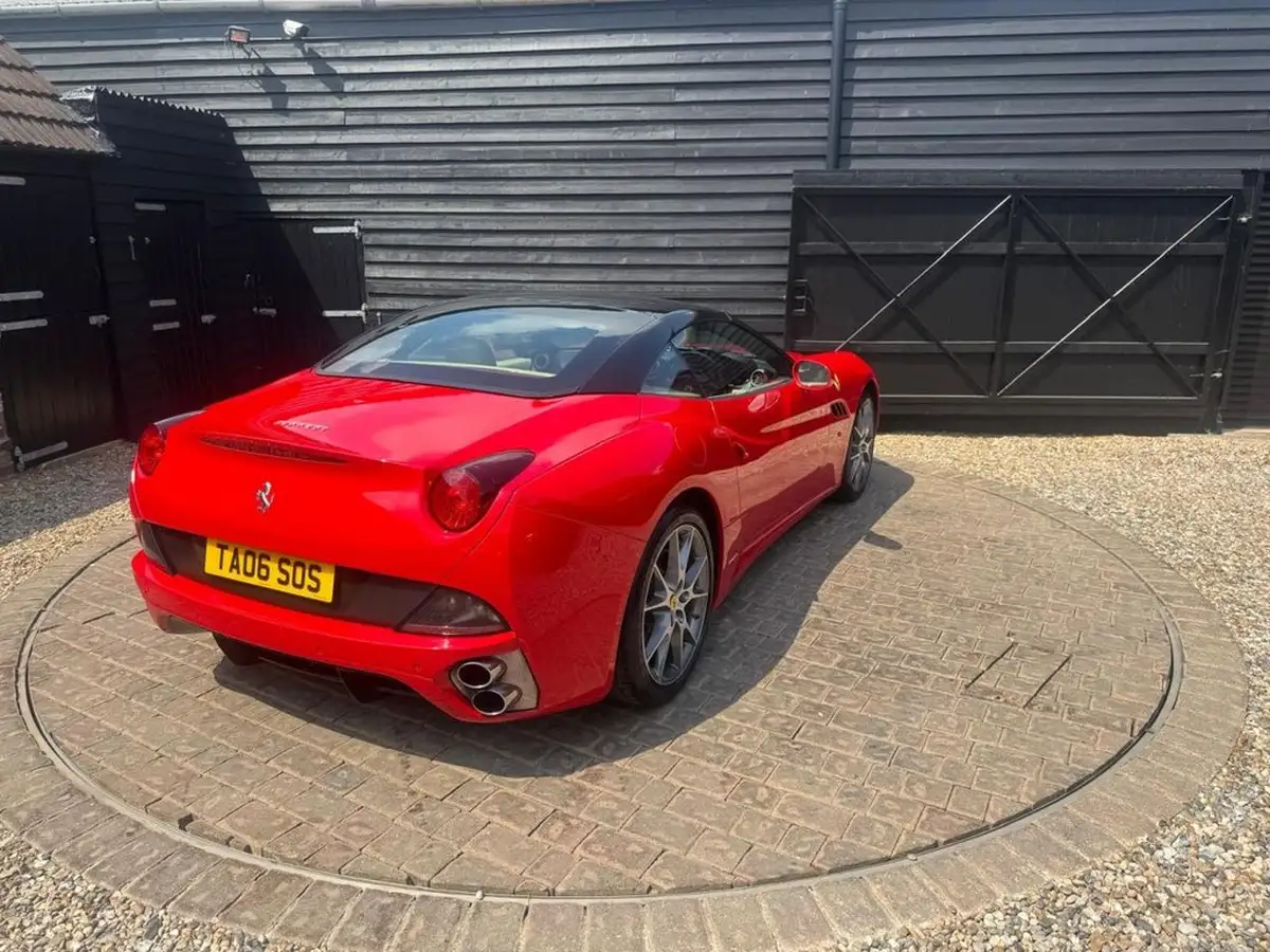 2010-ferrari-california-43-big-41