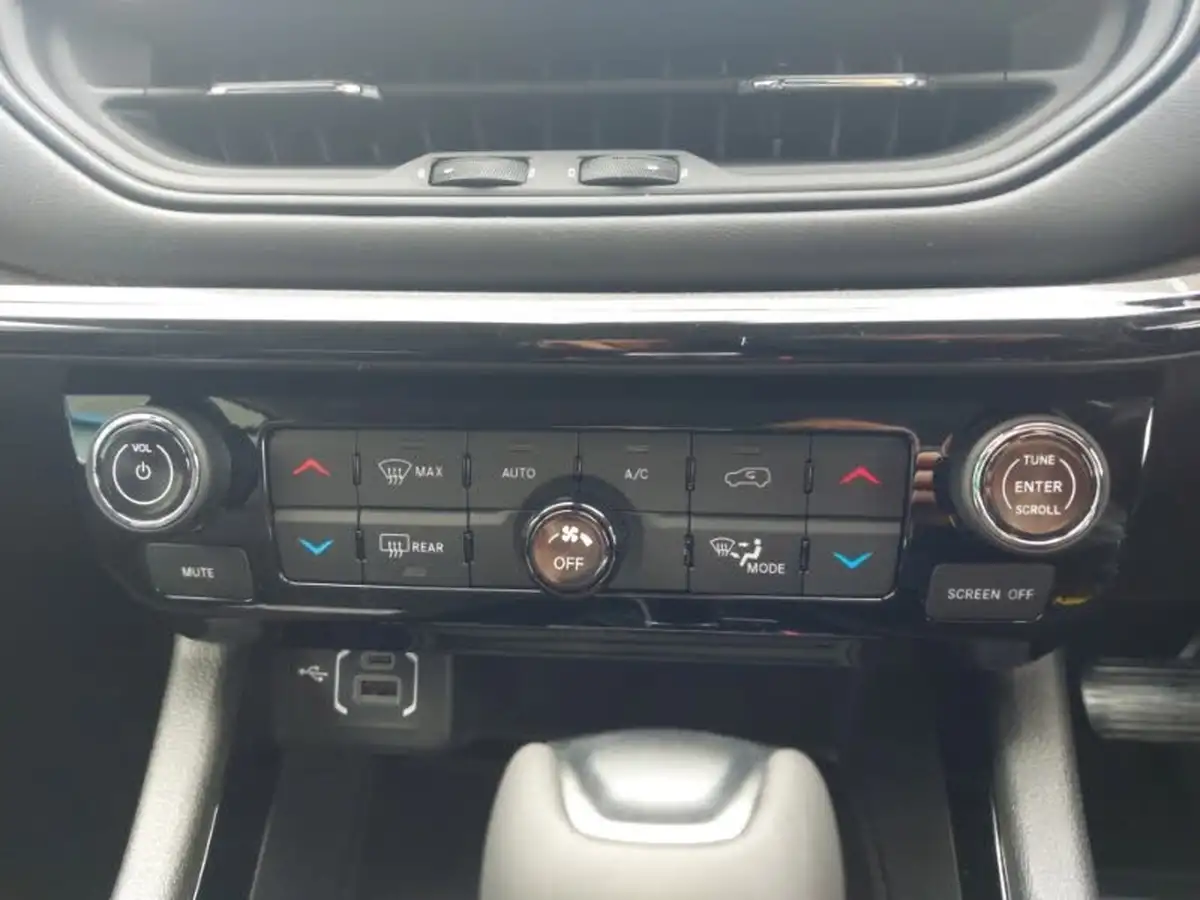 2025-jeep-compass-15-summit-big-18