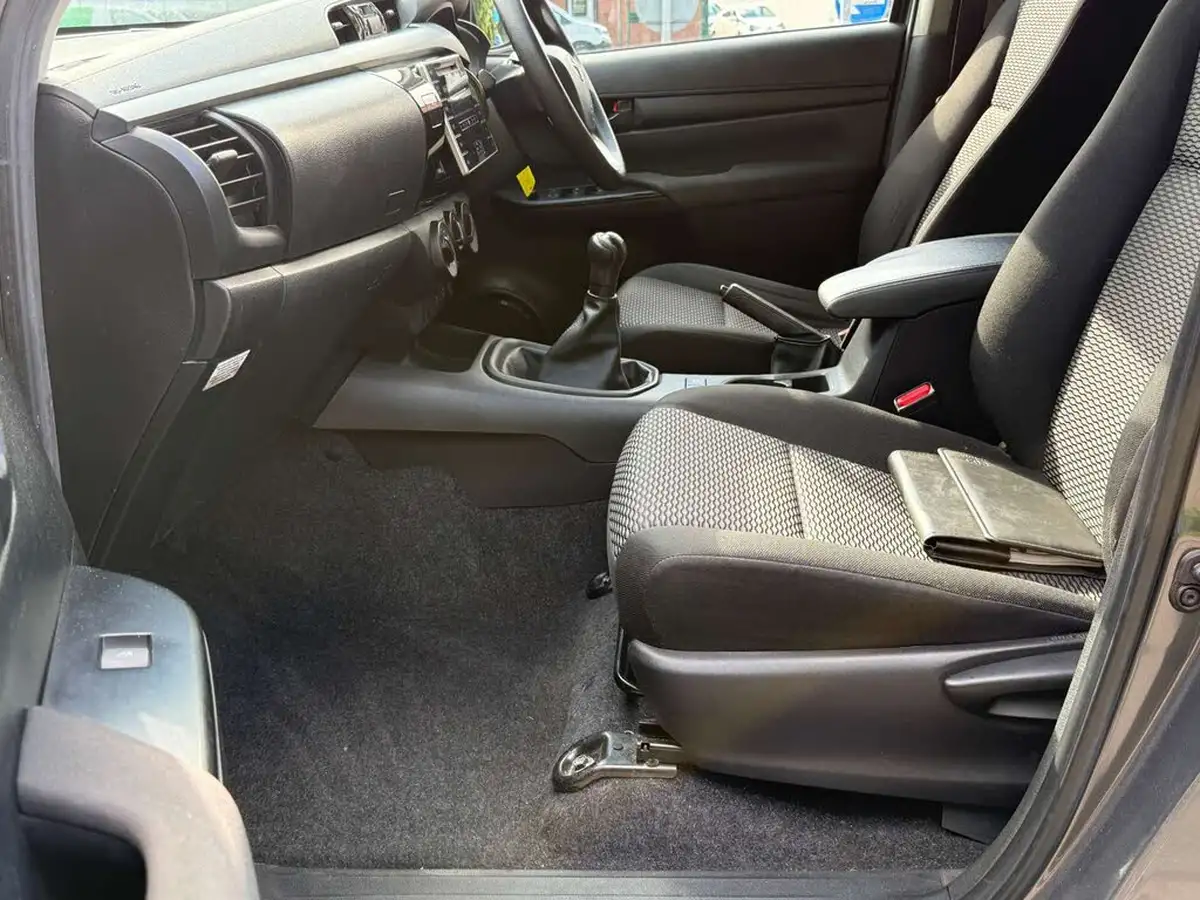 2016-toyota-hi-lux-24d-active-double-cab-pickup-big-5