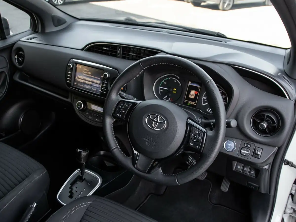 2018-toyota-yaris-15-vvt-i-grey-bi-tone-hybrid-big-3