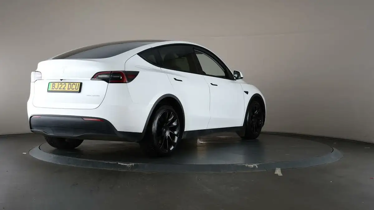 2022-tesla-model-y-e-long-range-big-68
