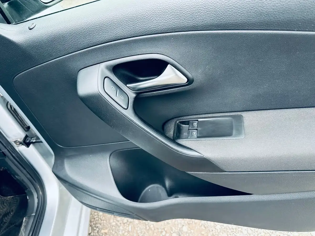 2010-volkswagen-polo-12-s-5d-big-26