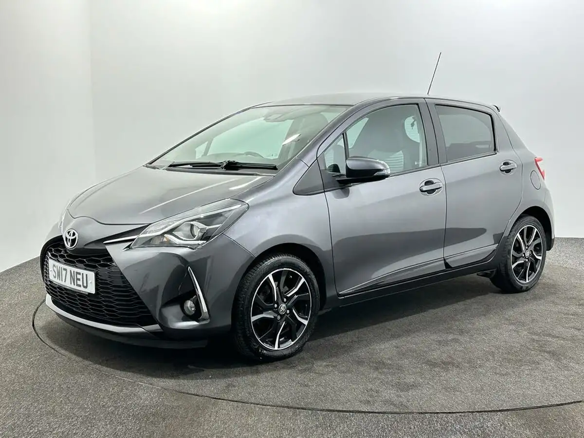 2017-toyota-yaris-15-vvt-i-design-panoramic-roof-1497cc-big-3