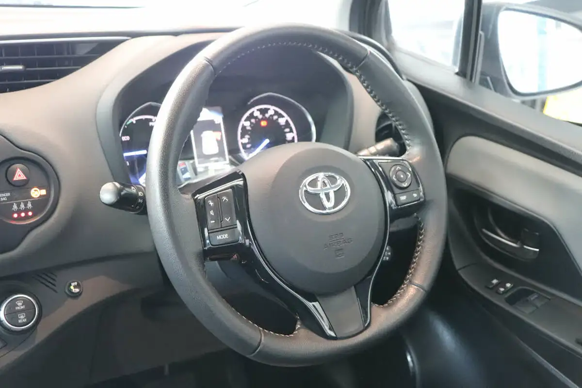 2017-toyota-yaris-15-vvt-i-icon-tech-98bhp-hybrid-1497cc-e-cvt-big-15