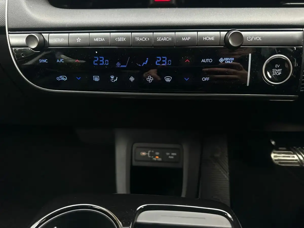 2024-hyundai-ioniq-5-e-ultimate-228ps-84kwh-tech-pack-max-rwd-big-17