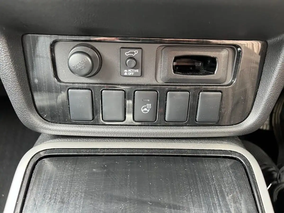 2016-mitsubishi-outlander-20-gx4hs-phev-big-13