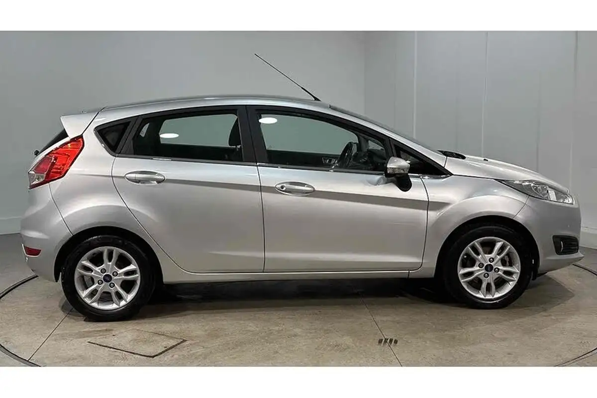 2014-ford-fiesta-125-zetec-5d-big-3