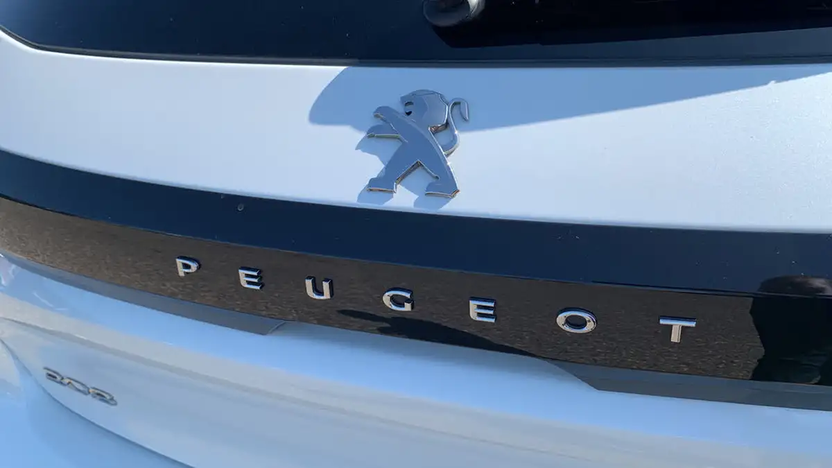2022-peugeot-208-12-puretech-allure-premium-100bhp-eat8-big-25