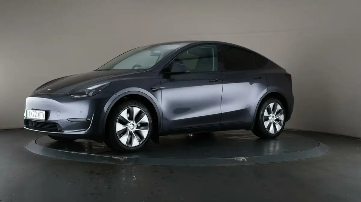 2022-tesla-model-y-e-long-range-big-40