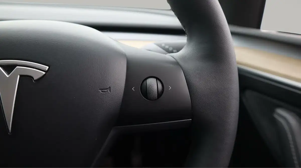 2022-tesla-model-y-e-rwd-big-25