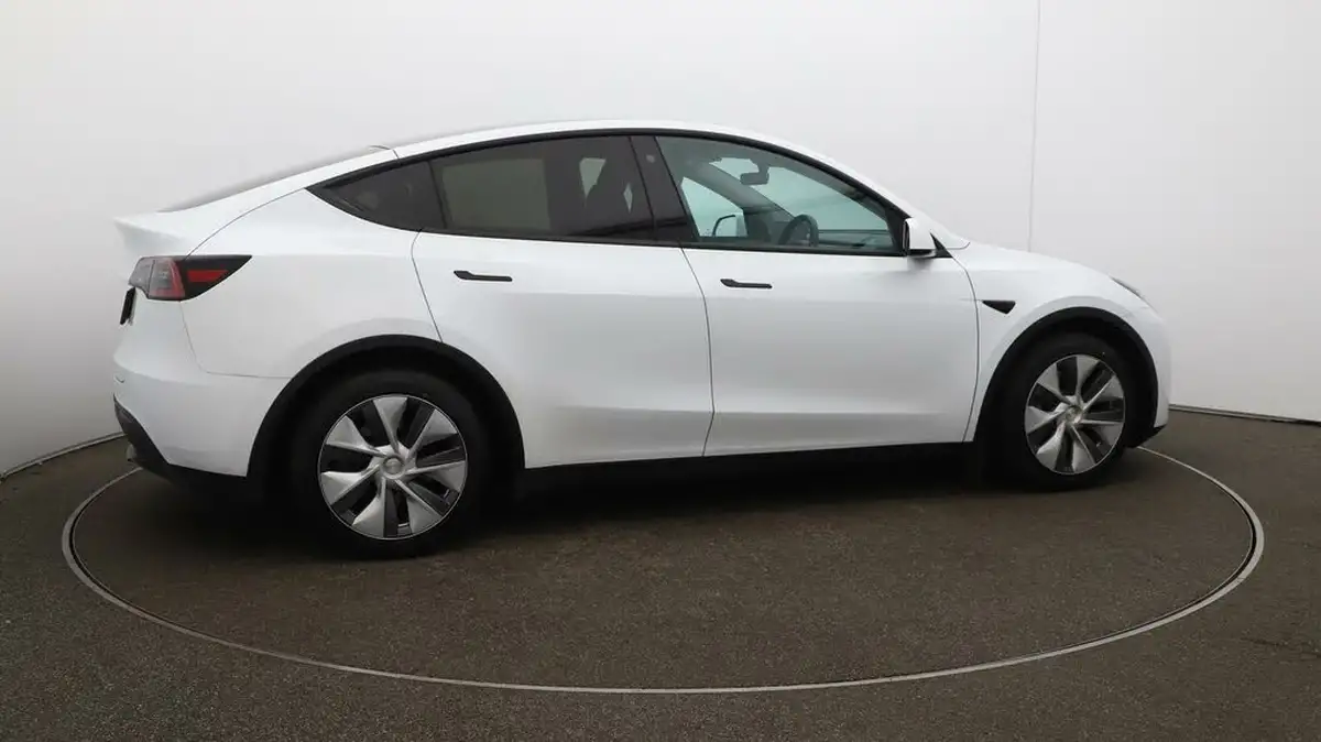 2022-tesla-model-y-e-rwd-big-49