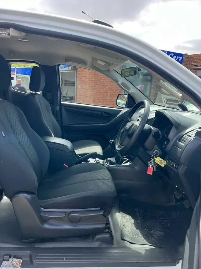 2019-isuzu-d-max-19td-utility-4x4-extended-pick-up-big-16