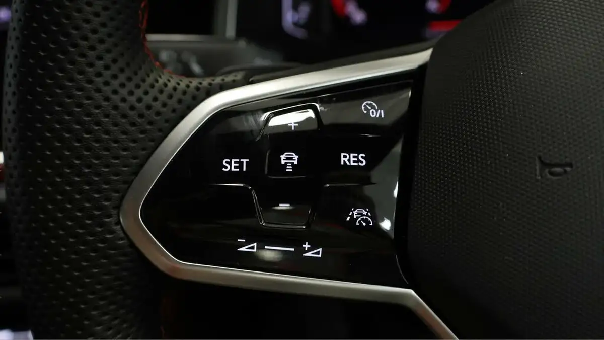2023-volkswagen-polo-big-21