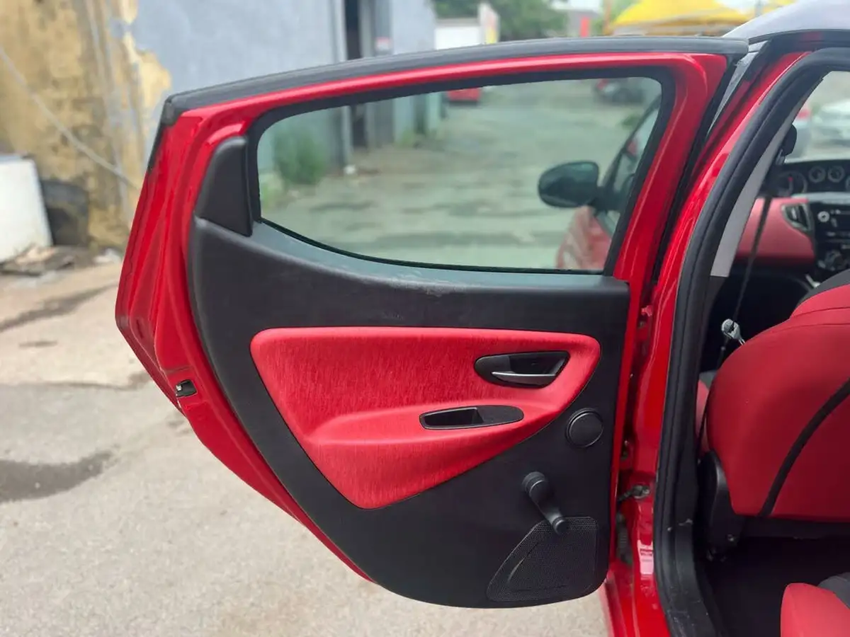 2014-chrysler-ypsilon-12-blackred-big-12