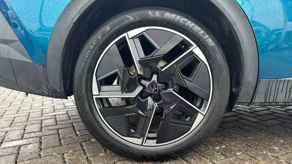 2023-peugeot-408-12-puretech-gt-130ps-ss-eat8-big-15