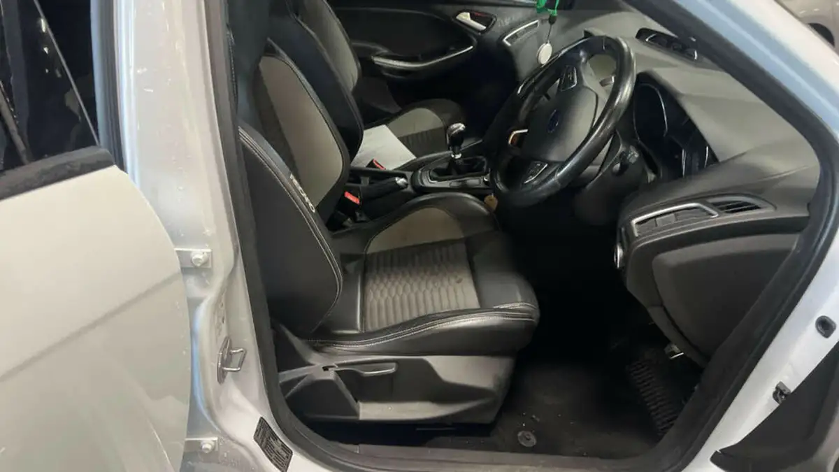 2016-ford-focus-20t-st2-hatchback-big-6