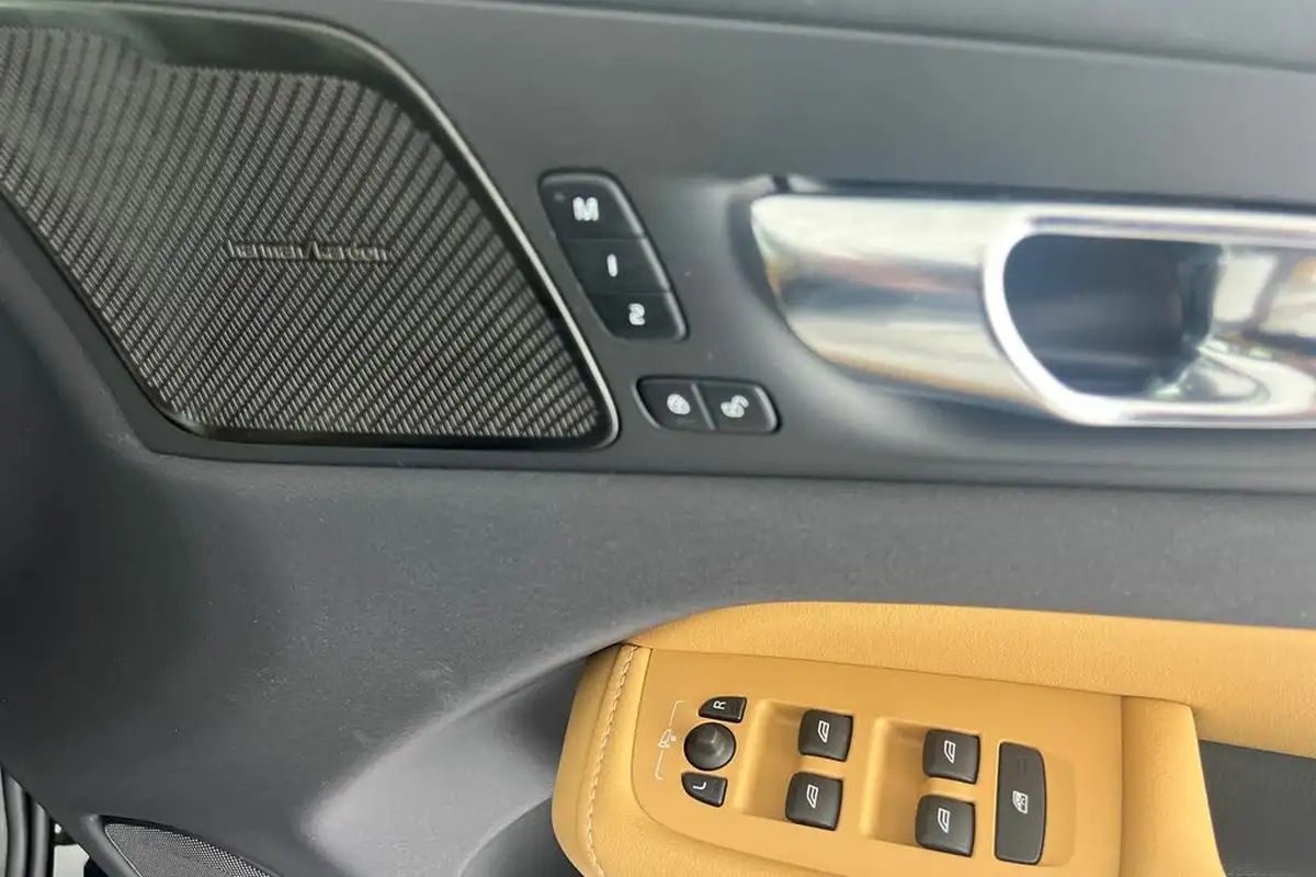 2021-volvo-xc60-20-t8-inscription-pro-390bhp-big-31