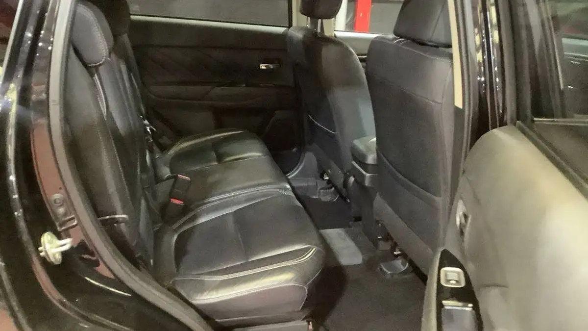 2015-mitsubishi-outlander-20-gx4h-phev-big-5